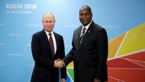 Apoio político O apoio político do Kremlin ao presidente Faustin-Archange Touadéra foi perceptível quando Moscou enviou tropas para “estabilizar o país” pouco depois das eleições que lhe deram um novo mandato, no último dia 27 de dezembro. A tensão pré e pós-eleitoral forçou o deslocamento de 55 mil civis, disse a ONU (Organização das Nações Unidas).