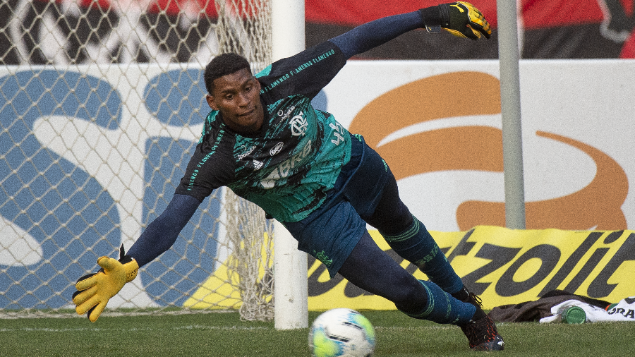 Destaque do Flamengo, o jovem goleiro Hugo Souza... - Veja mais em https://www.uol.com.br/esporte/ultimas-noticias/2020/10/30/hugo-souza-flamengo-buffon.htm?cmpid=copiaecola