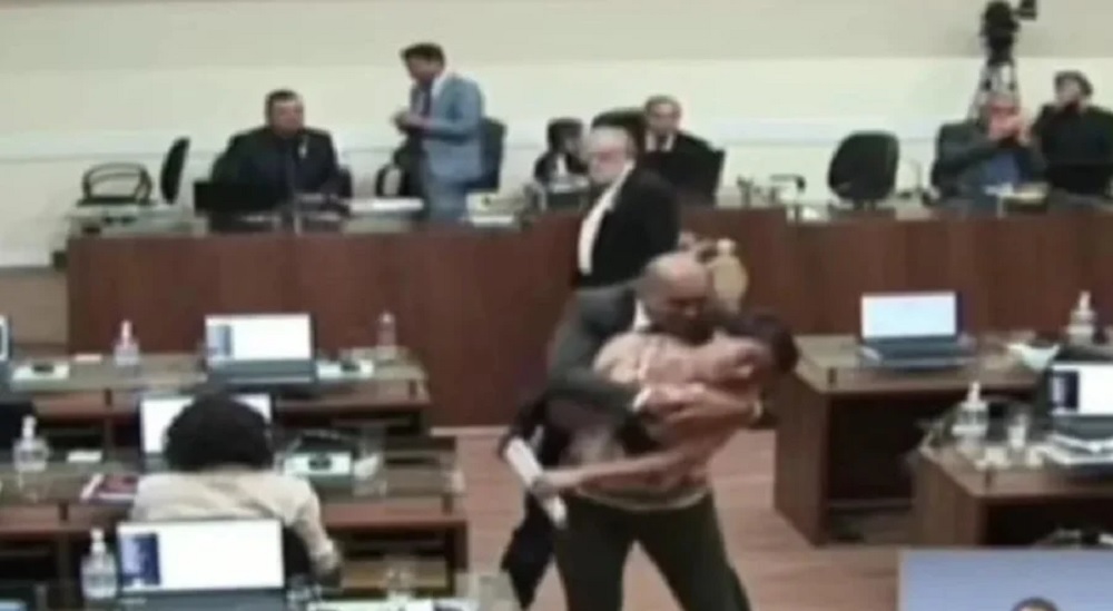 vereadora é agarrada e beijada à força por parlamentar em SC
