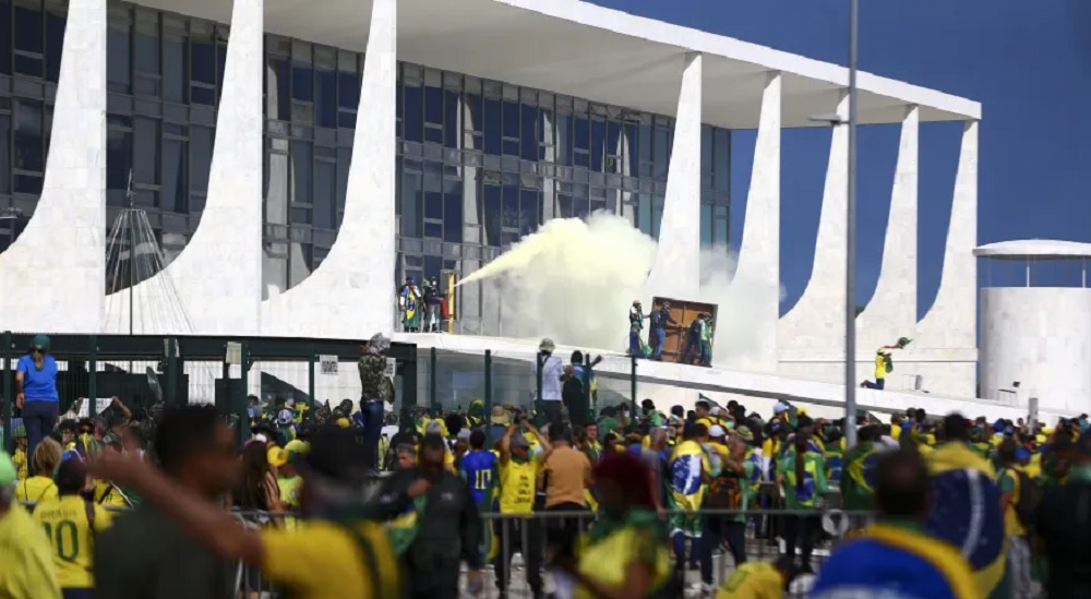 Manifestantes no Palacio do Planalto